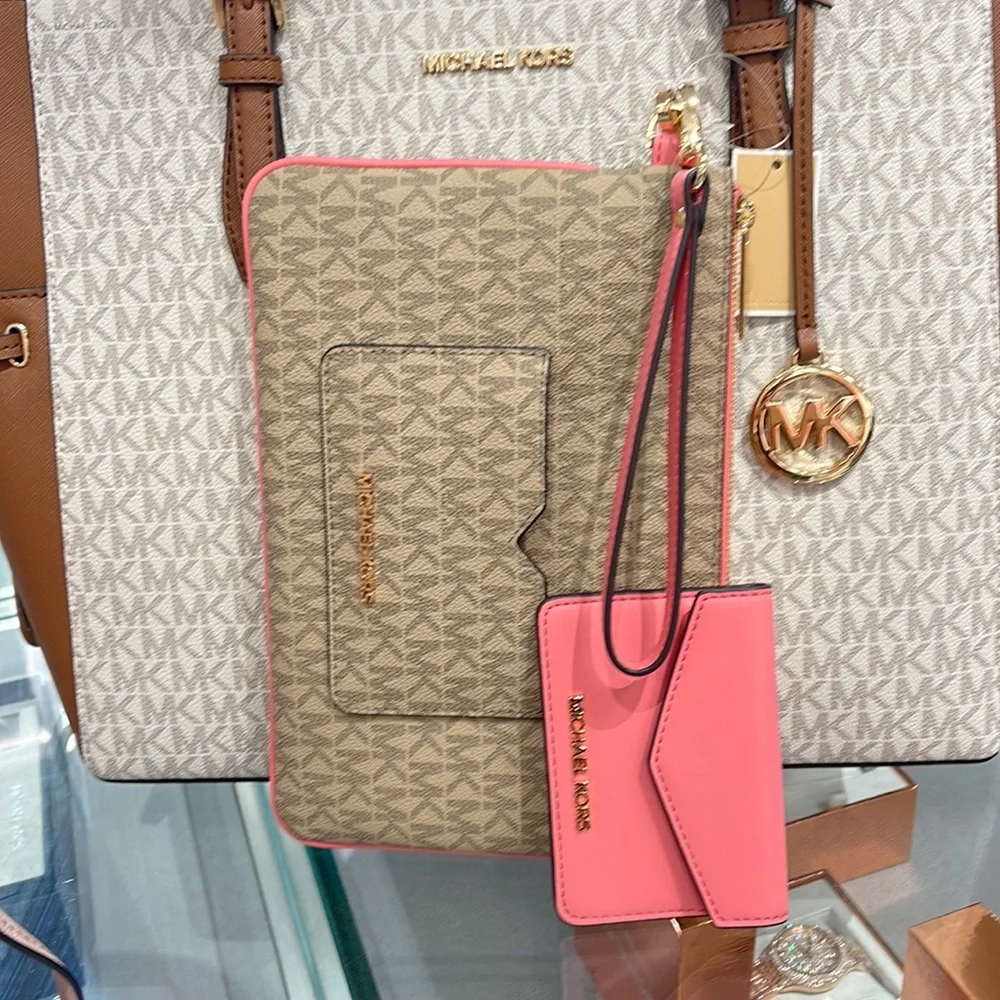 MICHAEL KORS JET SET ITEM LG 2 in 1 CARD CASE & WRISTLET
Tea Rose 
NWT - Picture 8 of 16